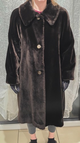 Cappotto peloso marrone scuro