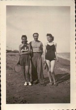 ANNI '20 - FOTO DI RAGAZZE E RAGAZZI IN COSTUME DA BAGNO AL MARE - - GIOCHI -