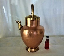 Antica brocca per acqua in