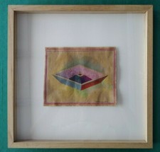 Pastelli su carta sospesa su