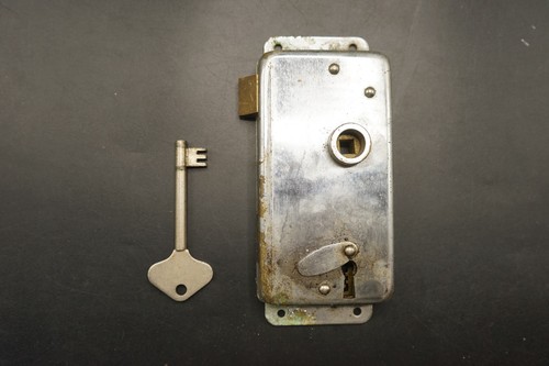Serratura porta stalla vecchia
