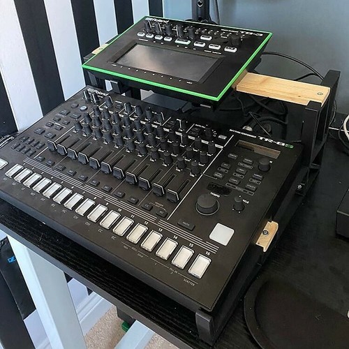Customizable synth stand