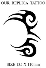 Abito elegante tatuaggio viso