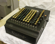 Antico comptometro in feltro e