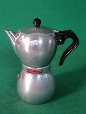 Vecchia caffettiera signora - la,