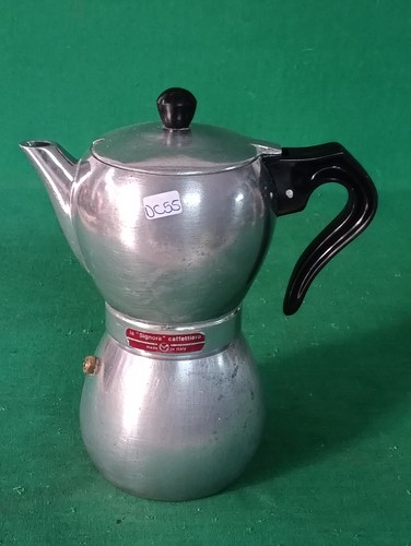 Vecchia caffettiera signora - vecchia,