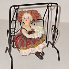 Vintage - Statuetta in resina di bimba su dondolo con difetto - 9 x 8,2 x 9,5 cm