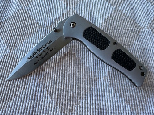 Smith wesson w a t - &,