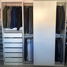 armadio ikea usato, ottimo stato. Bianco. 3 ante: 2 scorrevoli, 1 con 6 cassetti