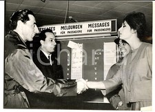1959 ZURIGO Sophia LOREN incontra Fausto COPPI all'aeroporto - Foto 18x13 cm