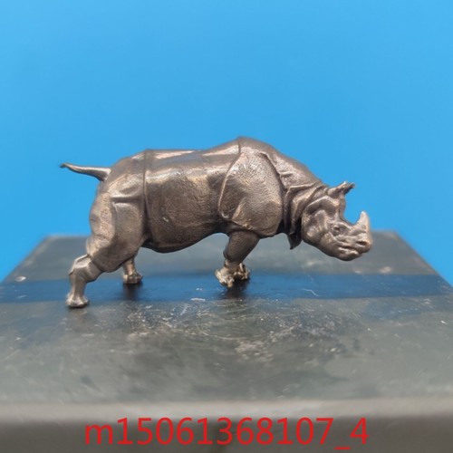 Statua rinoceronte corna corta