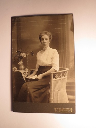 Donna seduta con libro - donna,