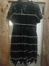 Abito Self Portrait Nero con profili bianchi  con orlo smerlato