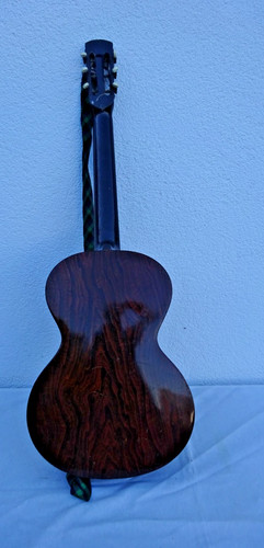 Vecchia chitarra con intarsi