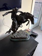 Statua in bronzo Frederick Remington 'Bronco Buster' su marmo verde rara 618/775