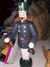 omino in legno fumatore