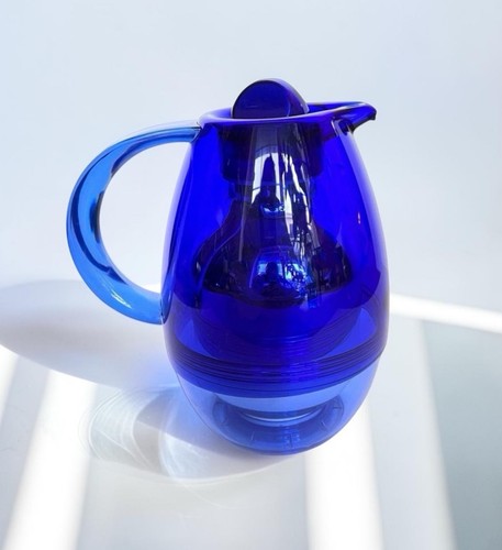 Caraffa cobalto postmoderna