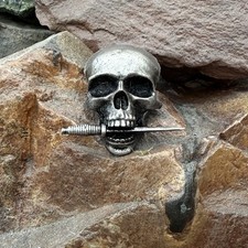 Metal skull with Fairbairn-Sykes Fighting Knife in mouthBadge