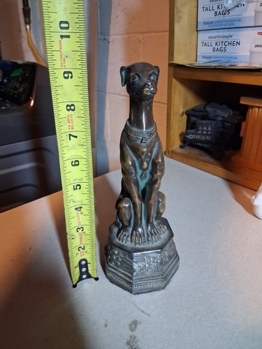 Statua cane frusta levriero
