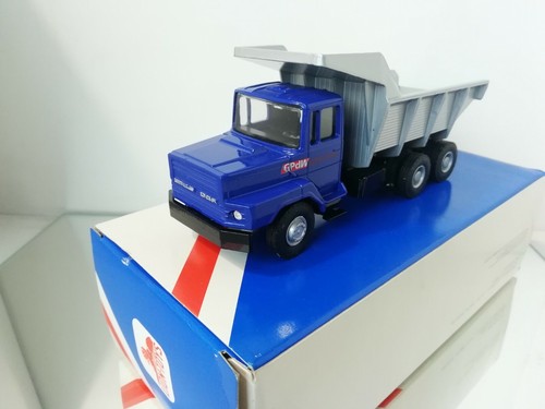 Camion con cassone ribaltabile