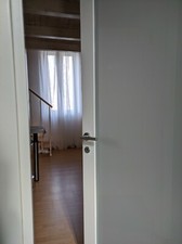 2 eleganti porte da interno a vetro dotate di maniglie apertura a codice segreto