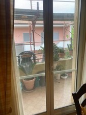 Vendesi Infissi In Alluminio Bianco Completi Di Persiane Esterne Verdi ,usate.