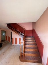 scala in legno massicio con ringhiera, in buone condizioni.