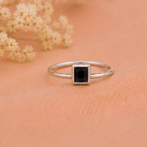 Anello quadrato pietra