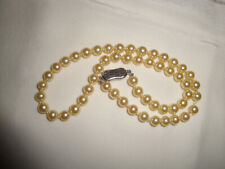 Collana vintage di perle sintetiche crema 6-7mm con susta placcata oro bianco