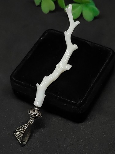 Ciondolo corallo bianco latte