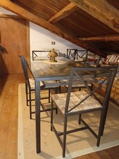 tavolo di vetro e sei sedie