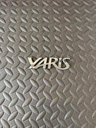 Toyota yaris 2002 emblema - toyota,