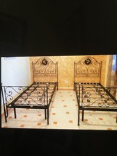 Lettini in ferro battuto artigianale con rosoni dipinti a mano compresi di rete