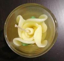 Stock candele rosa gialla profumate in vetro aroma limone