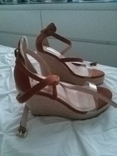 Sandalo con zeppa avvolgente