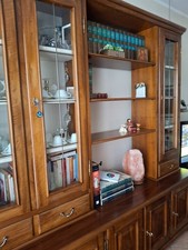 Vendo mobile in noce nazionale, con mensole interne foderate .