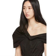 Mini abito nero con spalle