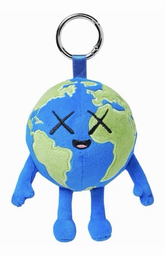 Kaws universe uniqlo - x,