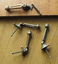 N° 4 VECCHIE MANIGLIE IN OTTONE LAVORATO CON PENDAGLIO PER MOBILI VARI CON VITI 