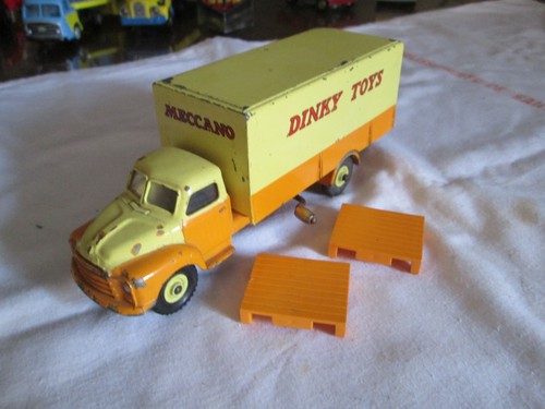 Dinky toys 930 - bedford, jetka