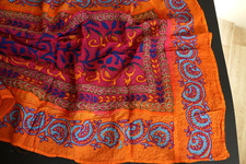 Scialle o pareo ricamato a mano