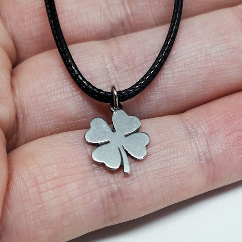 Collana nera con - , ciondolo