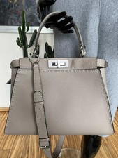 Borsa media Fendi Roma Iconic Peekaboo Selleria grigio tortora pelle romana