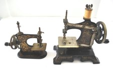 Coppia di antiche macchine da