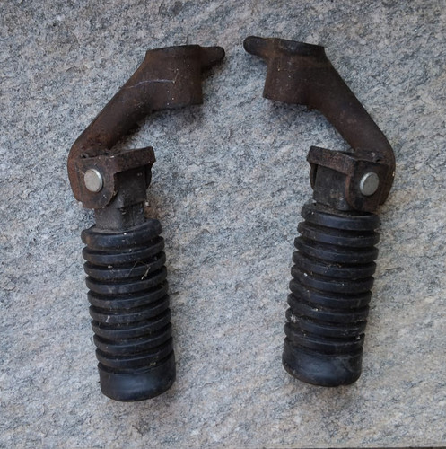Yamaha 500 front footrest - 500,