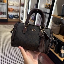 Borsa a tracolla Coach Mini Rowan in tela firmata con frange CCF30