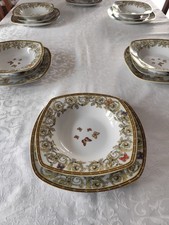 set Servizio Di Piatti Per La