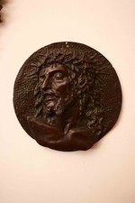 tondo in bronzo raffigurante, in rilievo, volto Cristo con corona di...