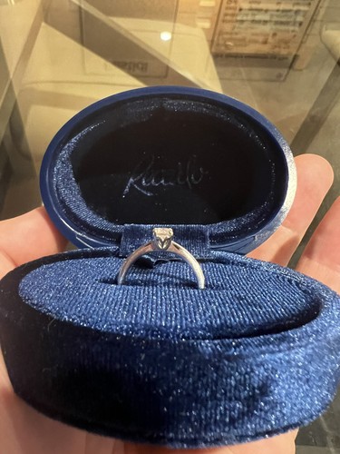 Anello con diamante solitario