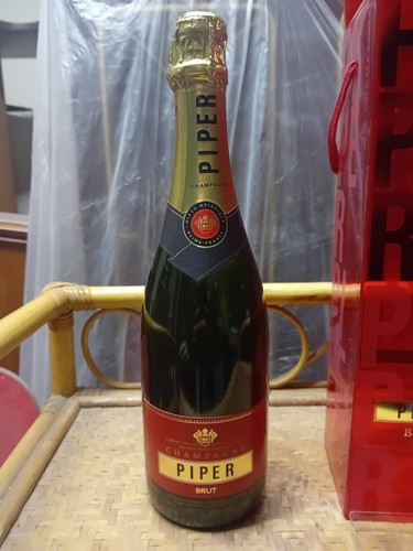 Bottiglia champagne con - champagne,